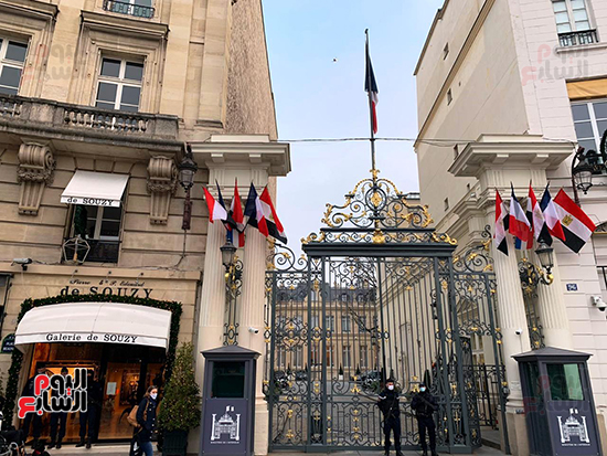 245276-قبل-ساعة-من-قمة-السيسى-وماكرون-بالإليزيه..-شوارع-باريس-تتزين-بعلم-مصر-(1)