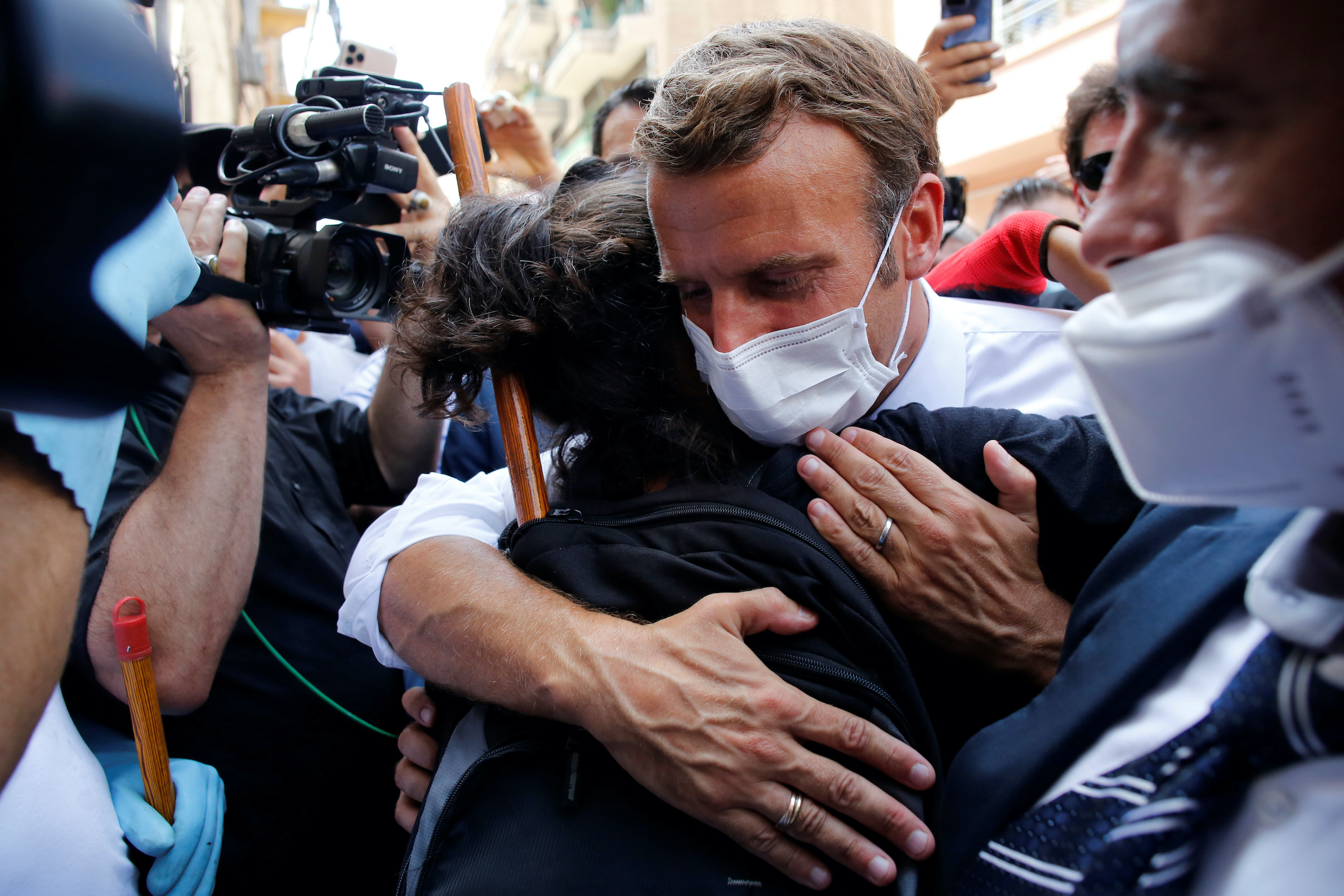 2020-08-06T125002Z_219707756_RC2C8I9B4G7L_RTRMADP_3_LEBANON-SECURITY-BLAST-MACRON (1)