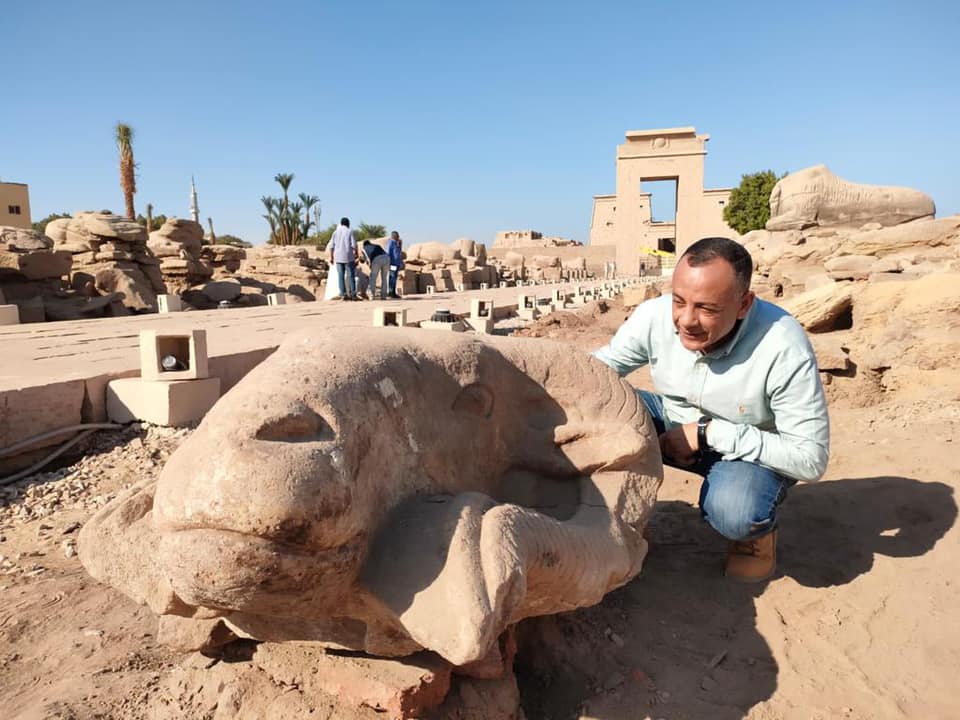 Mostafa Waziri with one of the discovered ram head - Min. of Tourism & Antiquities 