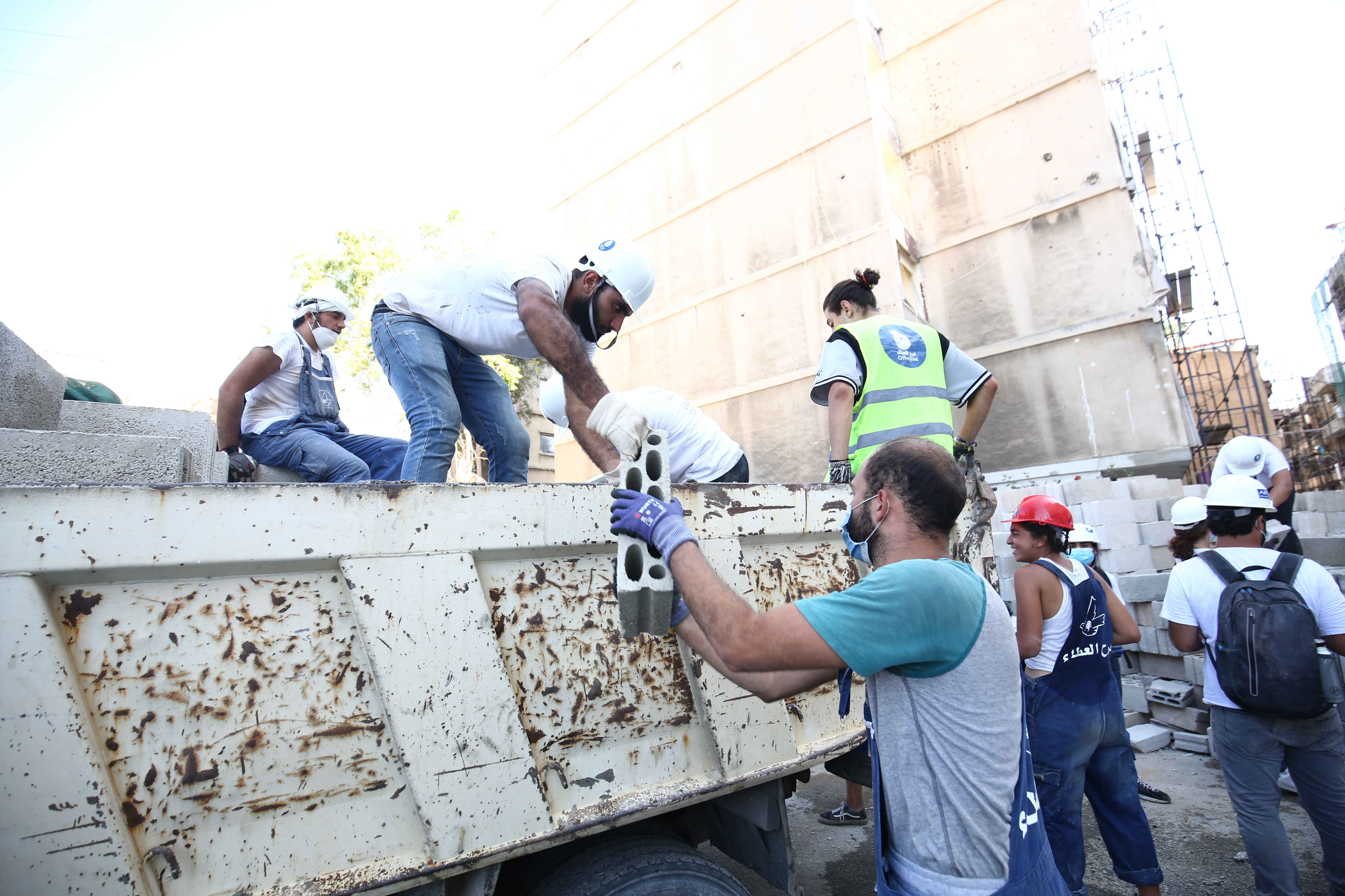 شباب يرفعون الانقاض من شوارع بيروت