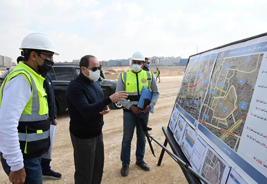 57322-الرئيس-السيسى-يتفقد-مشروعات-تطوير-طرق-ومحاور-مناطق-شرق-القاهرة-(7)