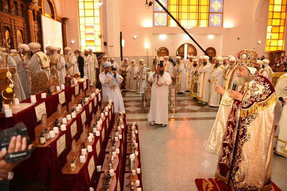 114759-تواضروس-يصلي-زيت-الميرون(1)