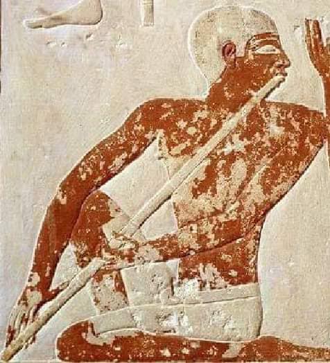 فرعوني يعزف ناي