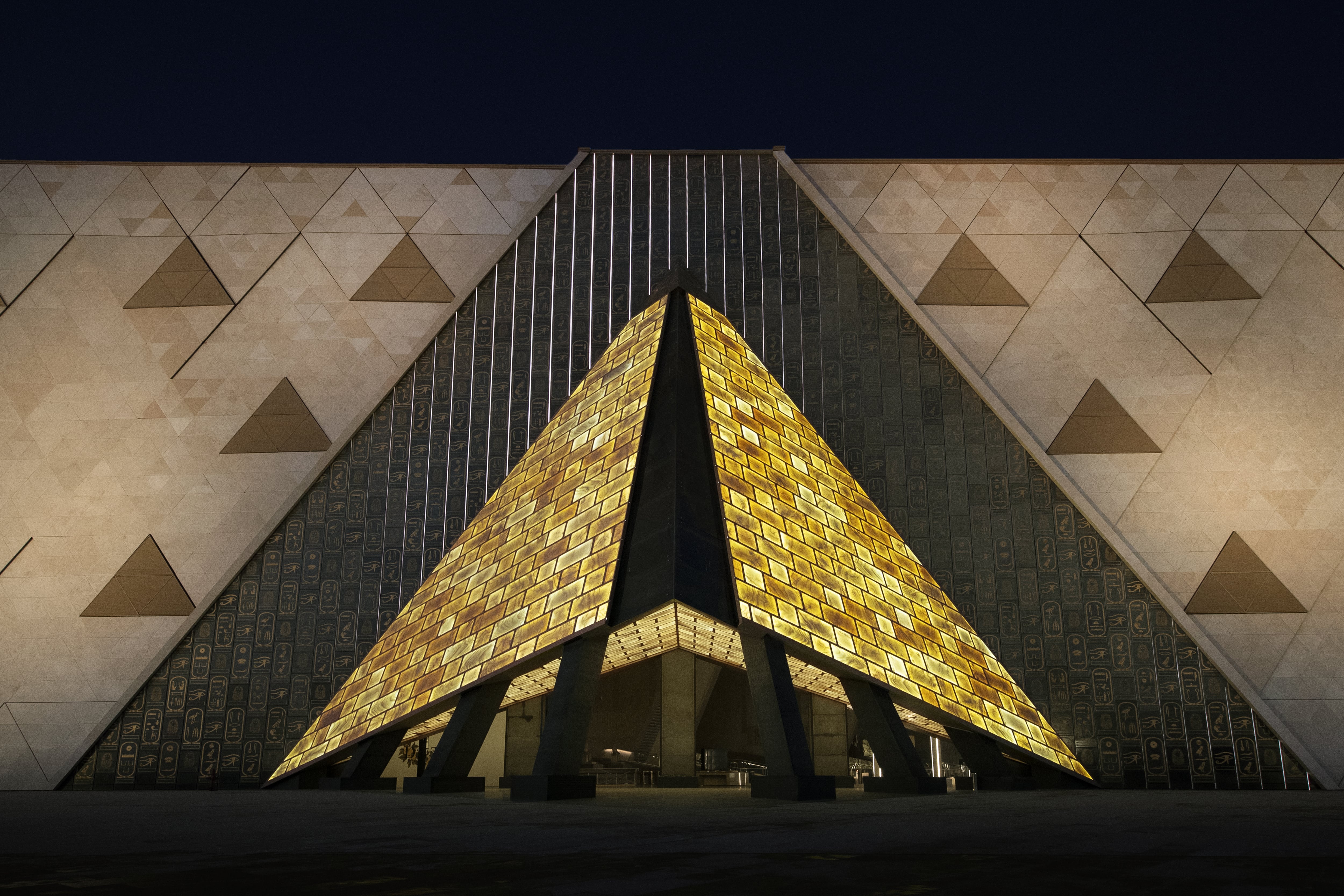 DIOR MEN - FALL 2023 - DIOR TEARS CAPSULE - Scenography © Alessandro Garofalo & Grand Egyptian Museum10-min