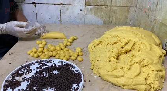 47967-العمل-فى-صناعة-وخبيز-كحك-وبسكويت-العيد-بالأقصر
