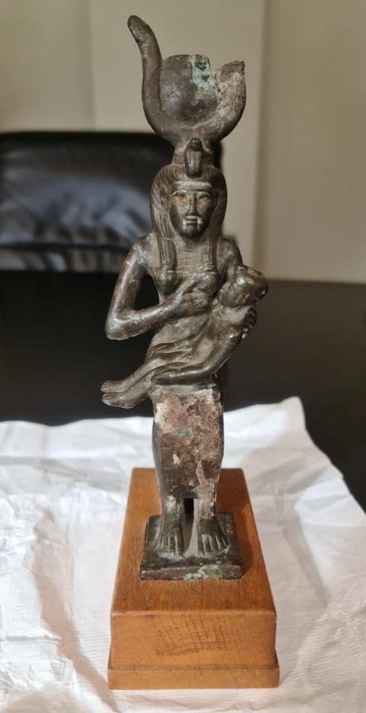 The repatriated statue - Min. of Tourism & Antiquities