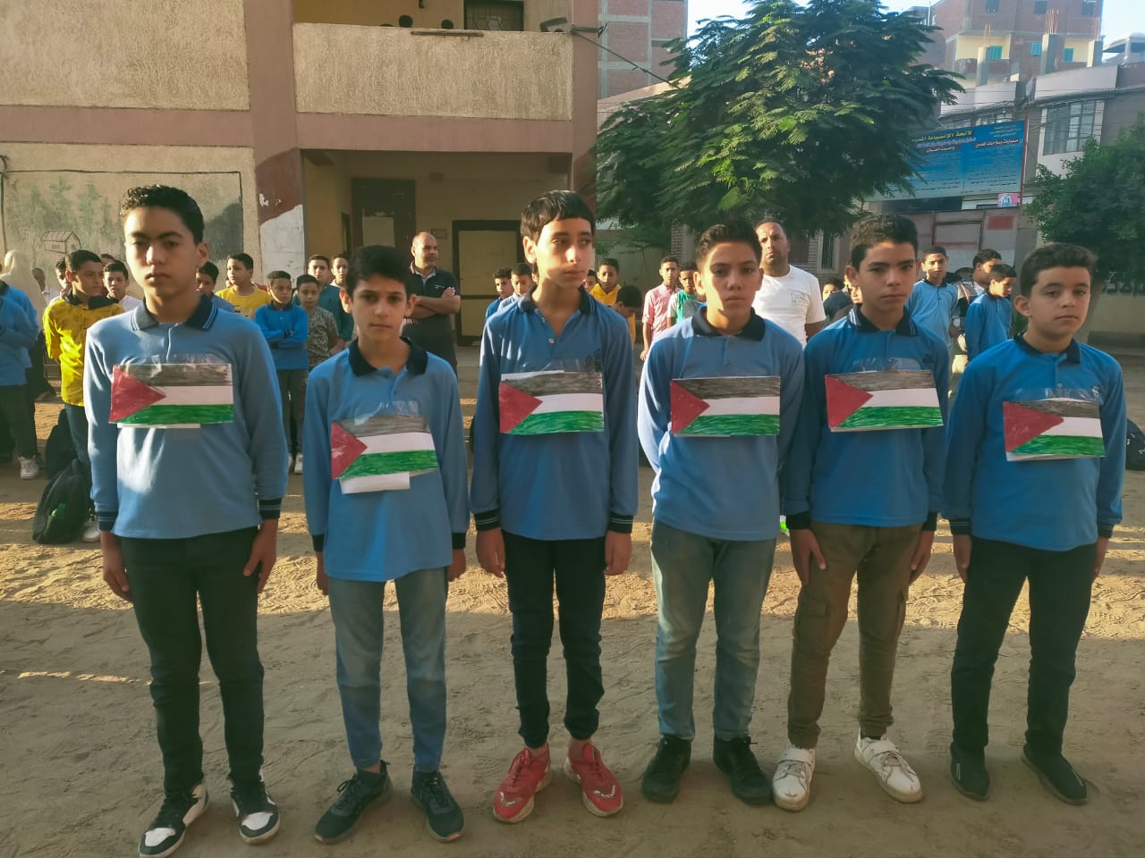 163716-علم-فلسطين-يزين-طابور-الصباح-بالمدارس-(7)