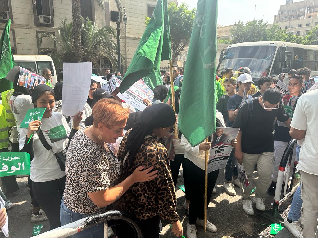 162098-هتافات-وأعلام-الوفد-تدعم-عبد-السند-يمامة--(1)