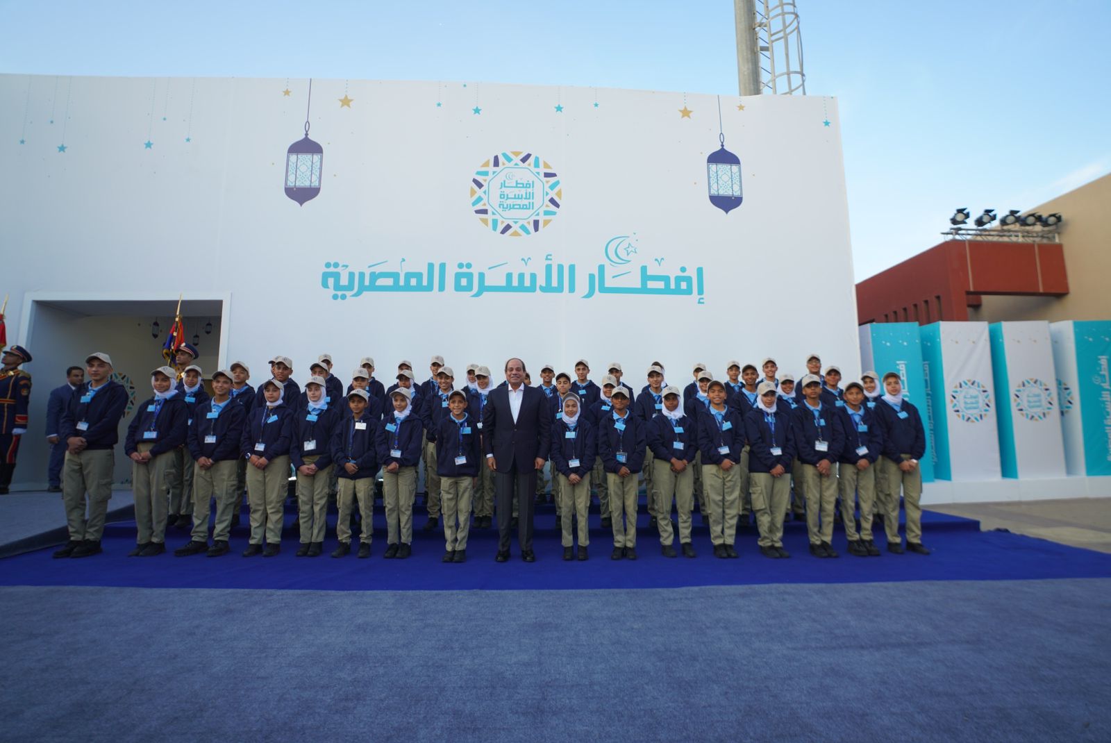 163003-الرئيس-السيسى-يلتقط-صورة-تذكارية-مع-أطفال-الأسمرات 163003-الرئيس-السيسى-يلتقط-صورة-تذكارية-مع-أطفال-الأسمرات