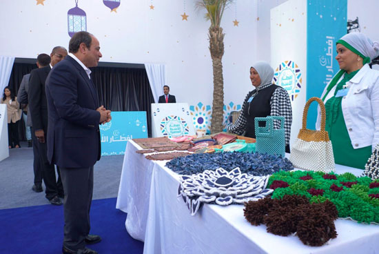 57237-السيسى-بمعرض-الاسر-المنتجة-(2)