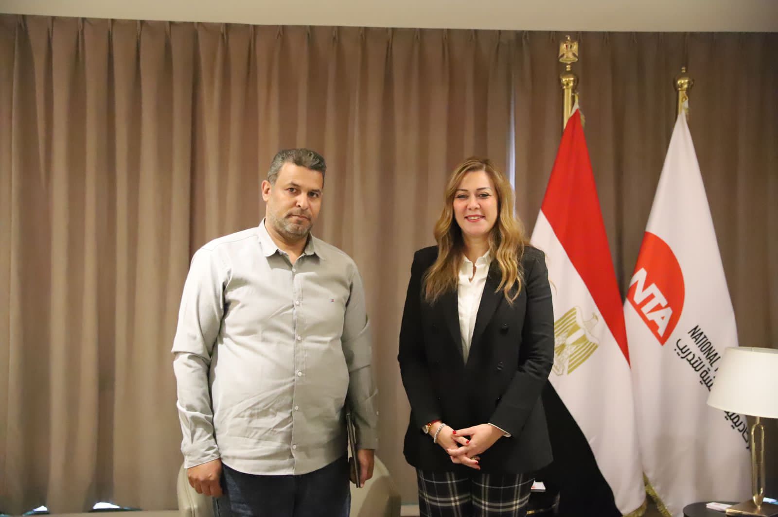 100481-الدكتورة-رشا-راغب-تستقبل-والد-المصارع-المصري-بغدودة-(2)