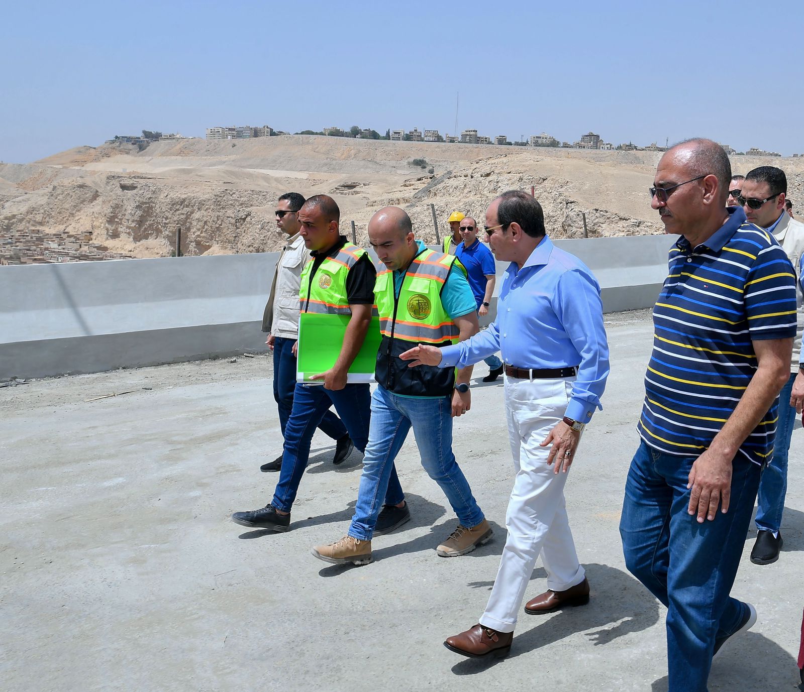 350911-الرئيس-السيسي-يتفقد-أعمال-تطوير-عدد-من-الطرق-والمحاور-بالقاهرة-الكبرى-(7)