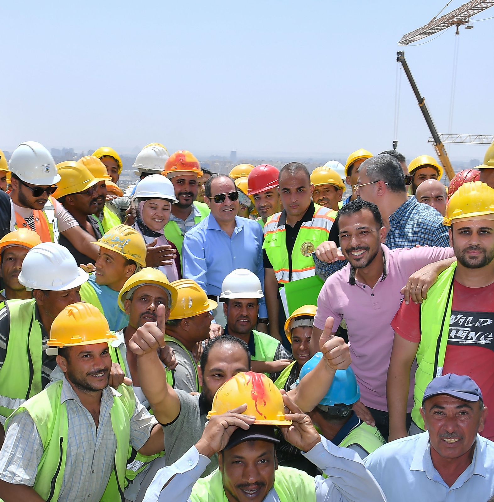 357840-الرئيس-السيسي-يتفقد-أعمال-تطوير-عدد-من-الطرق-والمحاور-بالقاهرة-الكبرى-(1)