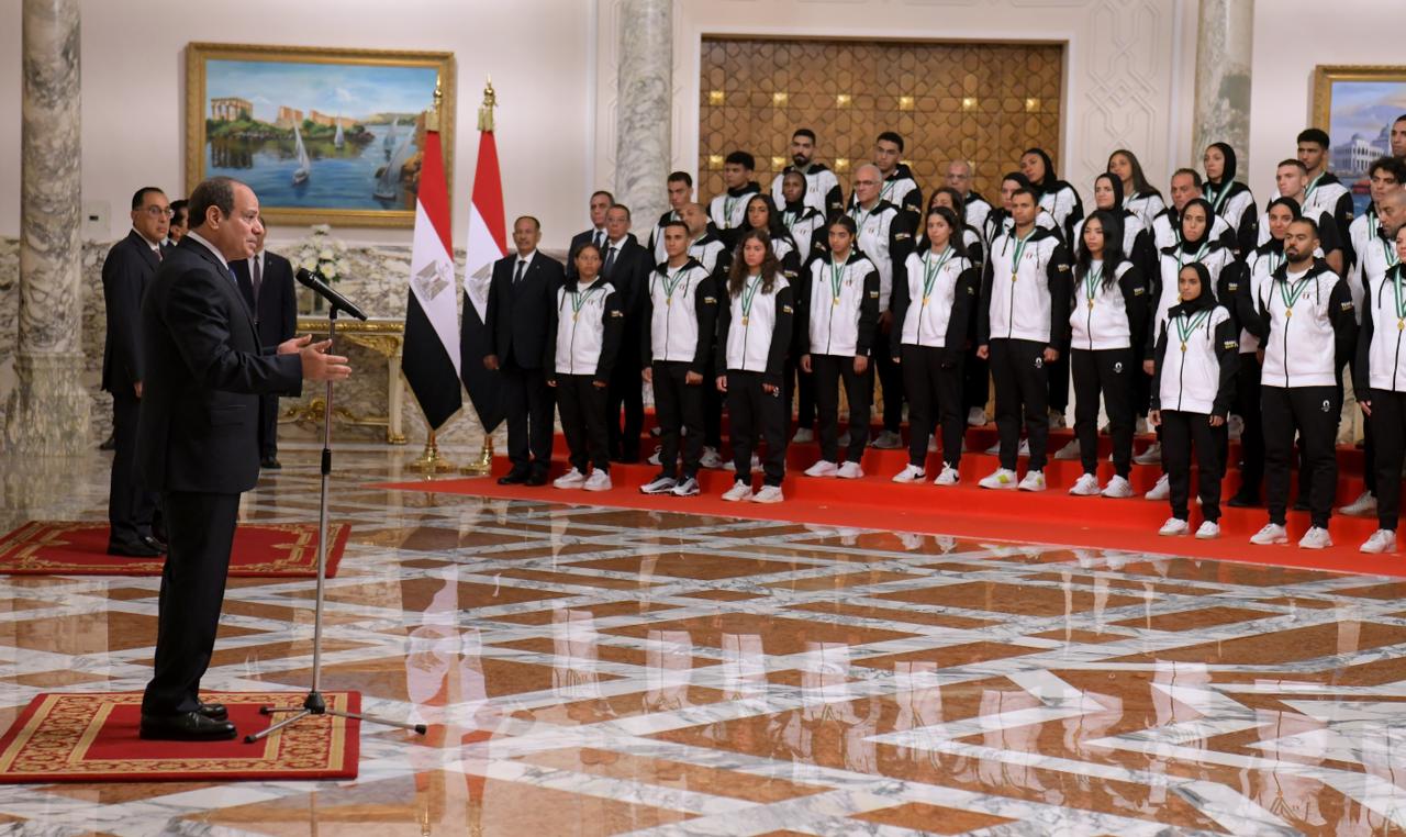 160154-الرئيس-السيسى-يستقبل-الحاصلين-على-ميداليات-ذهبية-ببطولة-الألعاب-الأفريقية-(1)