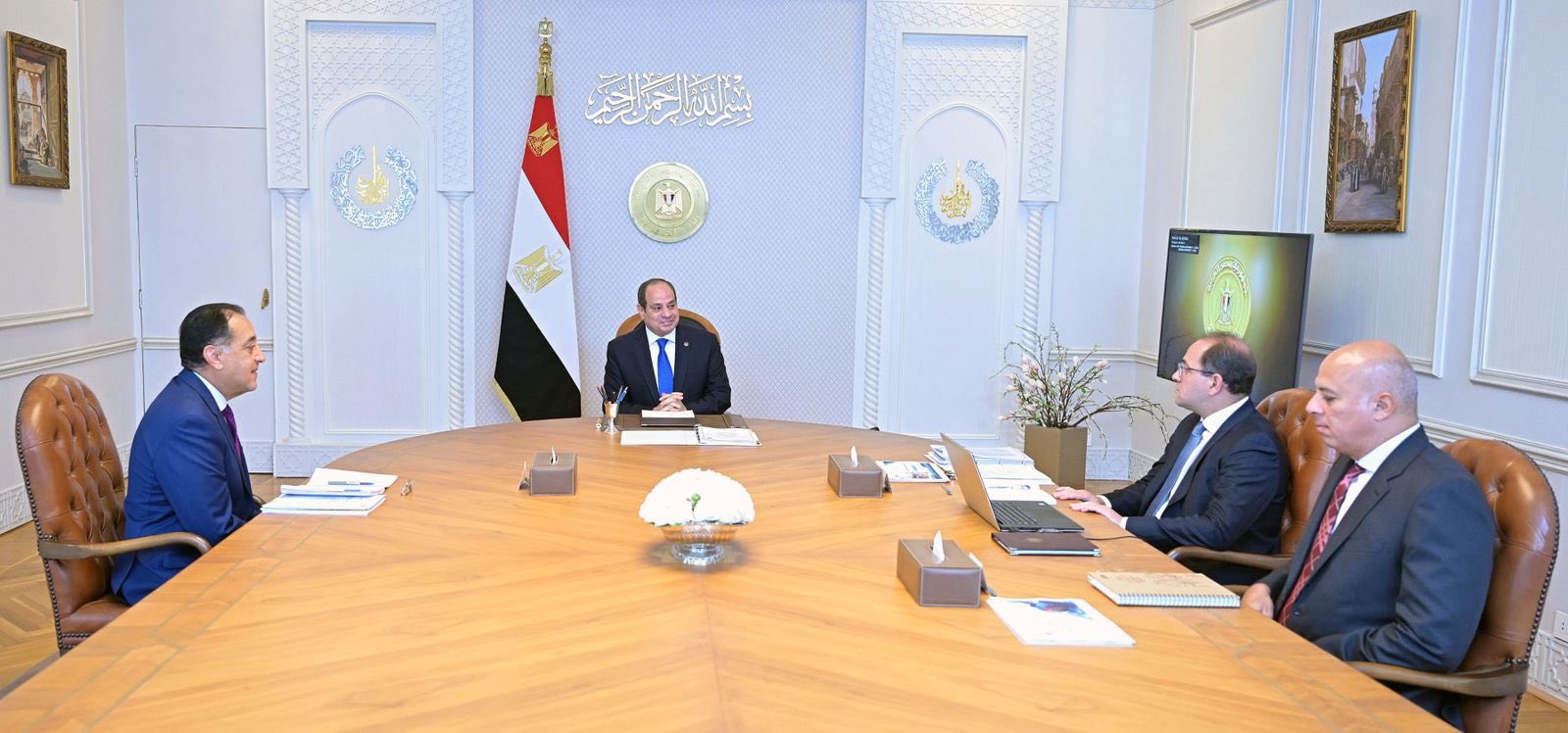 Sisi meets PM and finance minister