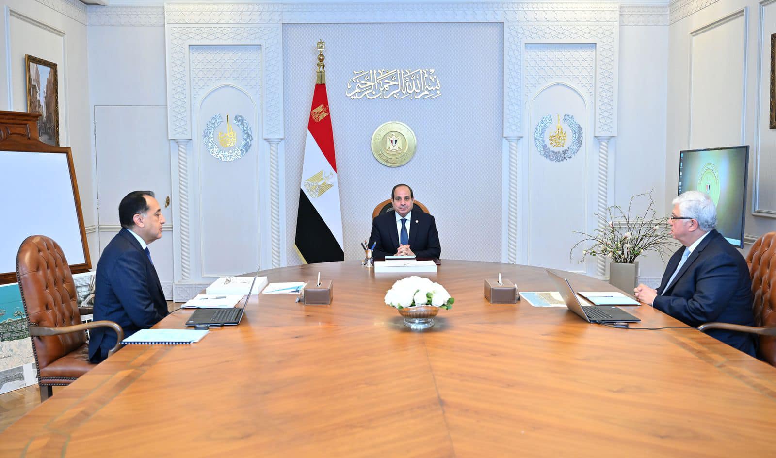 Sisi meets with PM Madbouly and higher education minister