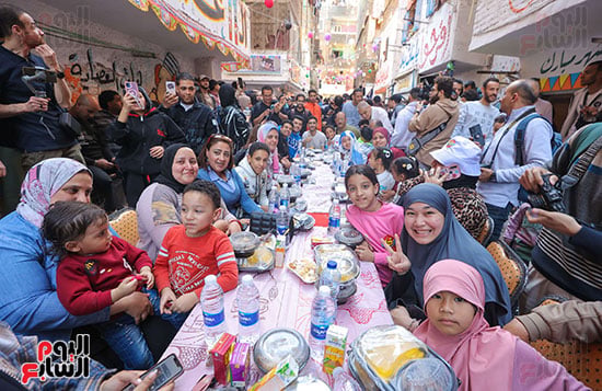 Thousands gather for grand annual Ramadan iftar in Matariya 4