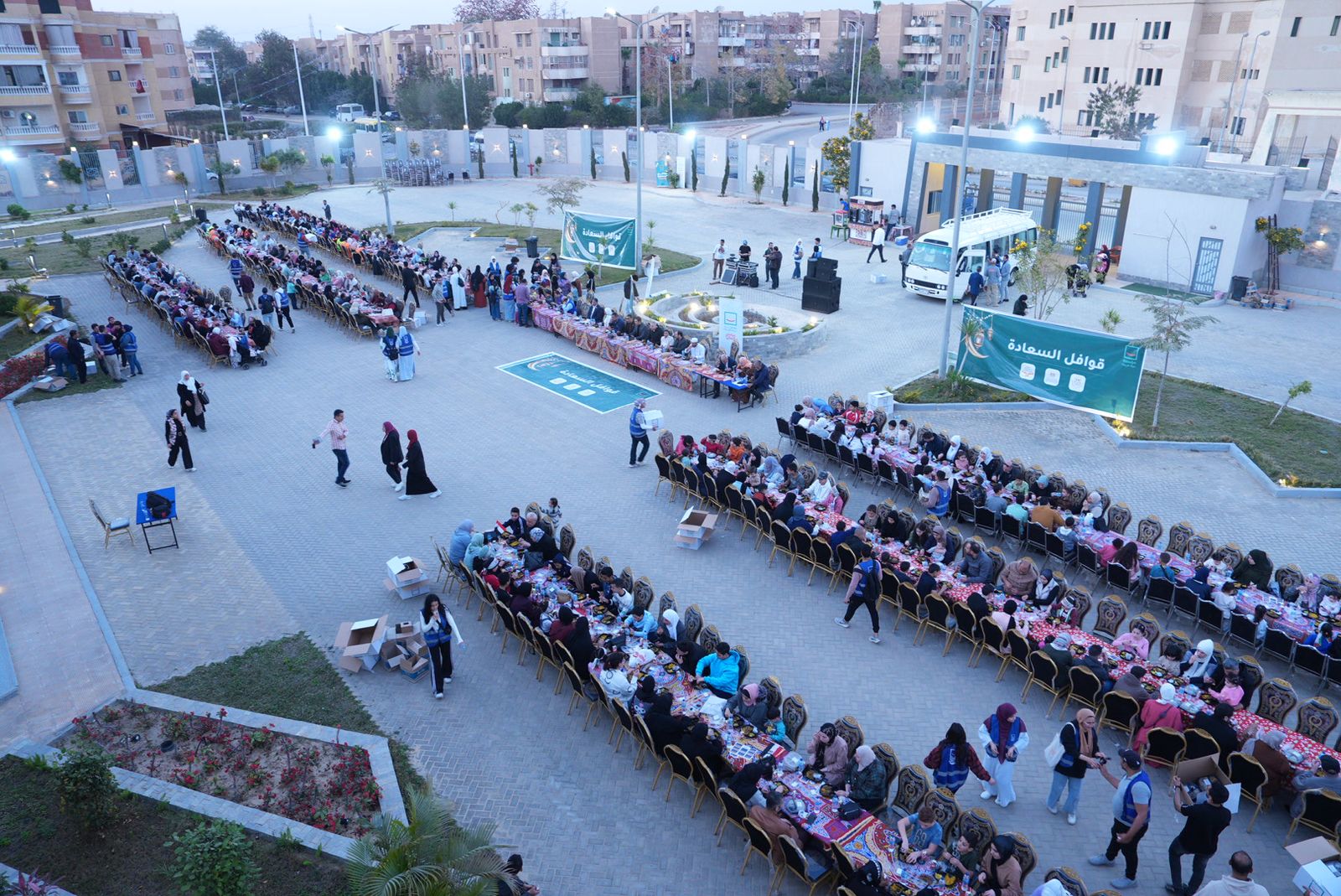 384606-حياة-كريمة-تنظم-قوافل-السعادة-لدعم-الأسر-الفلسطينية--(4)