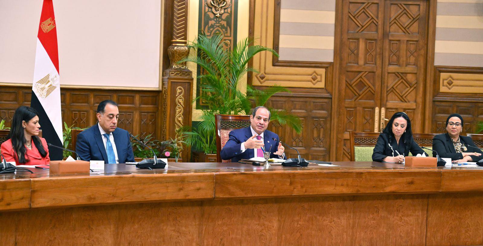 Sisi meets with Egyptian female ministers and leaders amid Mothers Day celebrations