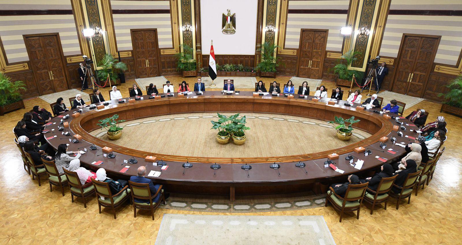 Sisi meets with Egyptian female ministers and leaders amid Mothers Day celebrations 3