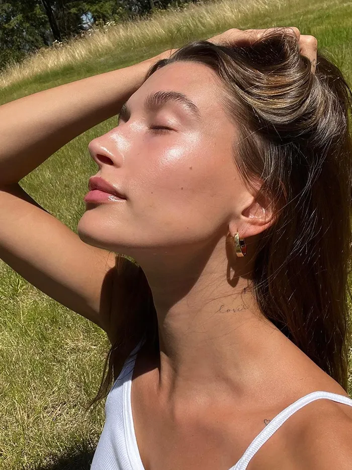 glowy-makeup-looks-301605-1660065741020-main-1024-80.jpg