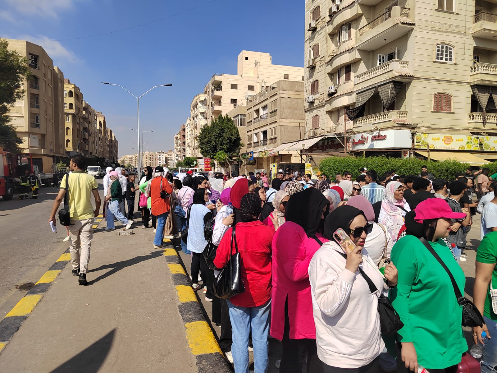 336862-إقبال-كبير-من-الناخبين-أمام-لجنة-مدرسة-جيل-2000-بأكتوبر..-صور
