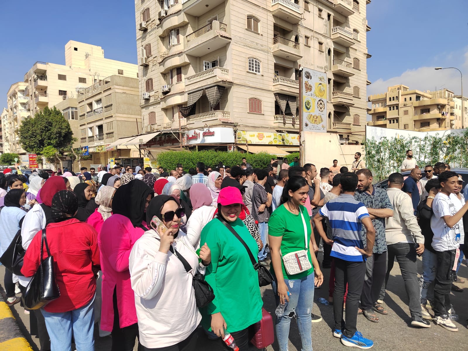 374335-إقبال--الناخبين-أمام-لجنة-مدرسة-جيل-2000-بأكتوبر