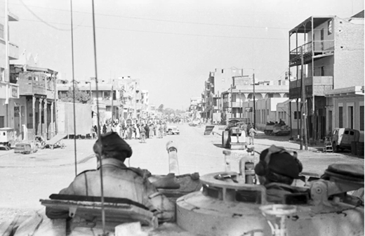 Jan.-20-1952-A-British-tank-crew-stands-by-as-troops-search-for-gu
