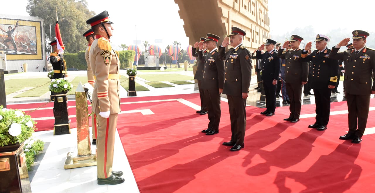 Defense minister leads wreath laying ceremony on Martyrs Day