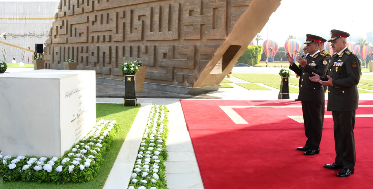 Defense minister and chief of staff recited Al Fatiha on Sadat tomb