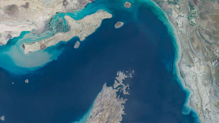 108291528-1776227507402-gettyimages-2270887323-ir_strait_of_hormuz_apr07_2026_m4m