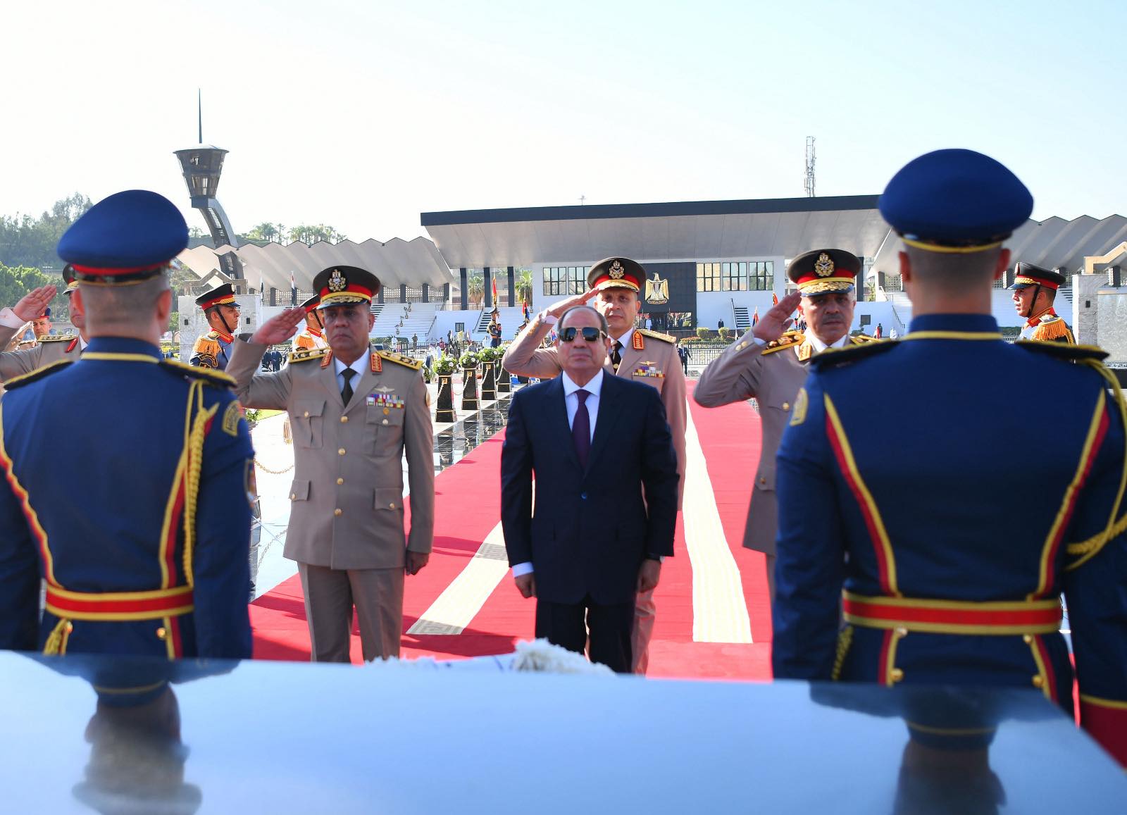 Sisi lays wreath at the Armed Forces memorial and Sadat tomb