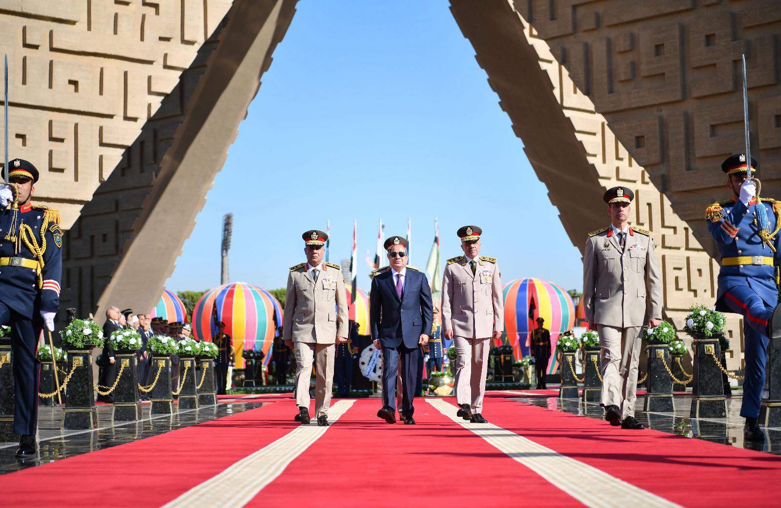 Sisi lays wreath at the Armed Forces memorial and Sadat tomb 4
