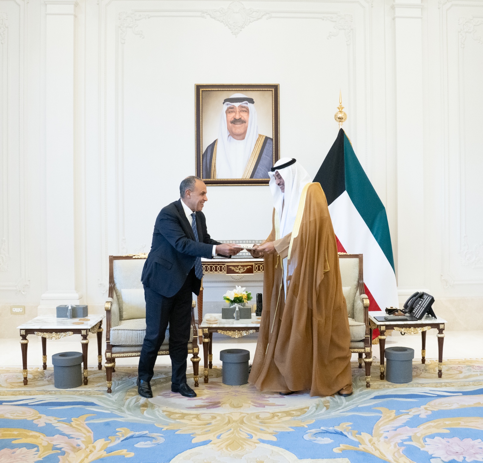 Egypt FM hands over a message from President Sisi