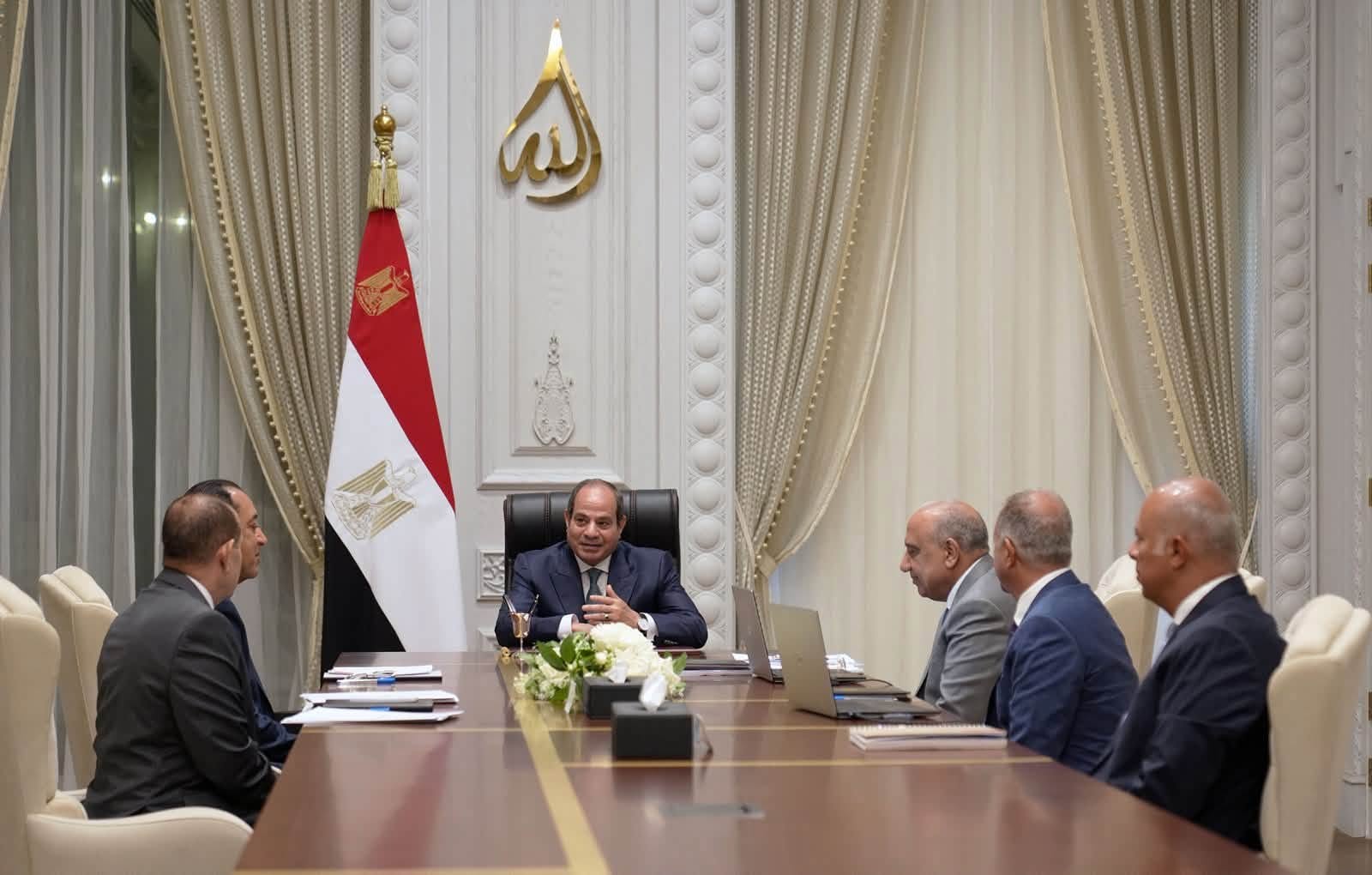 Sisi meets PM Mostafa Madbouly and Electricity Minister Mahmoud Esmat in the presence of Chairman of Concord for Engineering and Contracting Ahmed Elabd