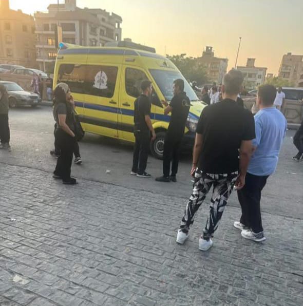 48097-السيطرة-على-حريق-مطعم-داخل-مول-التجمع-(1)