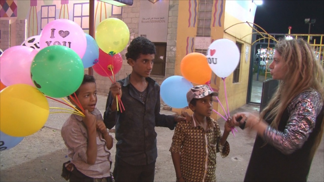 أطفال يحملون الحياة بداخلهم