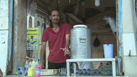 أحد البائعين فى سوق كريتر الشعبى