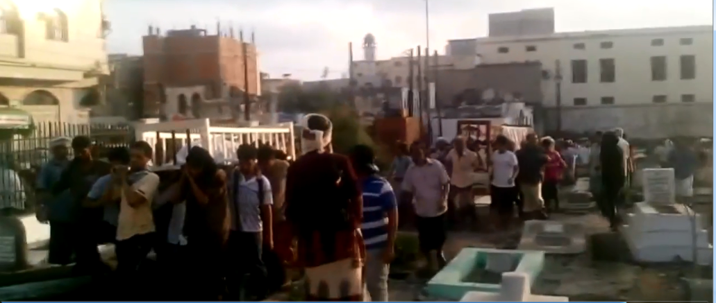 أثناء دفن جثث الضحايا وقت وقوع الحادث