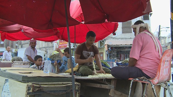 أحد الحرف الشعبية فى سوق كريتر
