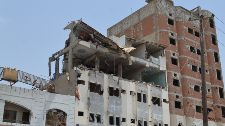 احد المبانى على طريق عدن ـ تعز  يحمل آثار قصف الحوثيين
