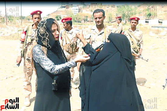 59413-والدة-أحد-الشهداء-من-داخل-مقابر-تعز-تدعو-الله-ينتقم-لها