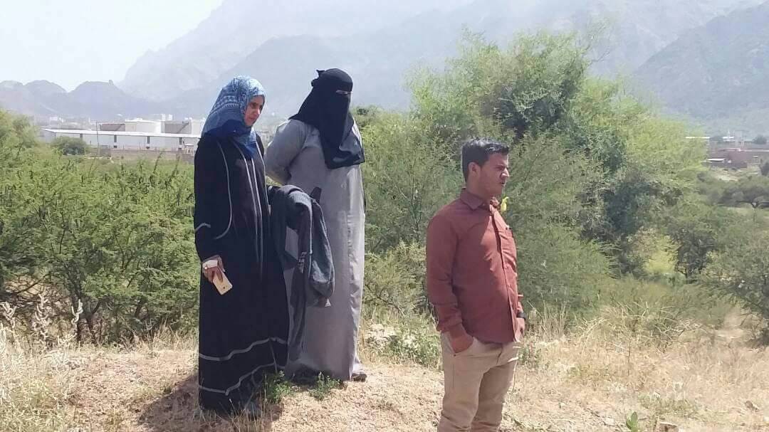 ريهام أثناء قيامها بالعمل الإنسانى قبل أن يستهدفها الحوثى