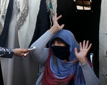 نازحة من صنعاء تشكو ما تعرضت له من ظلم