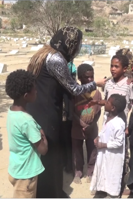 أحد أطفال تعز يصف حادث قصف ابن عمه أمام عينيه