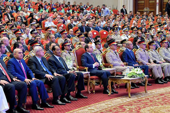 103726-السيسى-يشهد-حفل-تخرج-الدفعة-الأول-لكلية-الطب-بالقوات-المسلحة-(9)