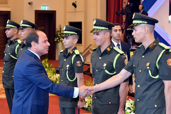 61281-السيسى-يشهد-حفل-تخرج-الدفعة-الأول-لكلية-الطب-بالقوات-المسلحة-(6)