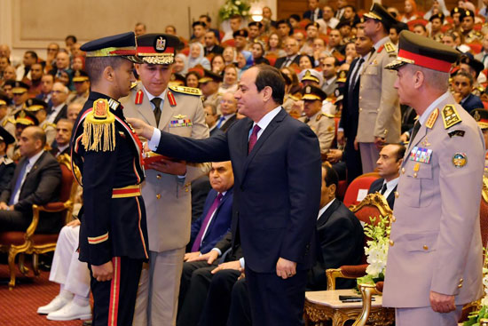 70786-السيسى-يشهد-حفل-تخرج-الدفعة-الأول-لكلية-الطب-بالقوات-المسلحة-(4)