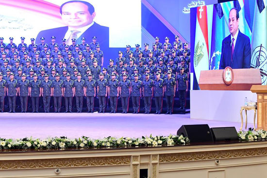 78584-السيسى-يشهد-حفل-تخرج-الدفعة-الأول-لكلية-الطب-بالقوات-المسلحة-(5)