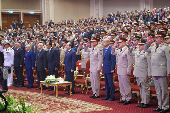 86209-السيسى-يشهد-حفل-تخرج-الدفعة-الأول-لكلية-الطب-بالقوات-المسلحة-(7)